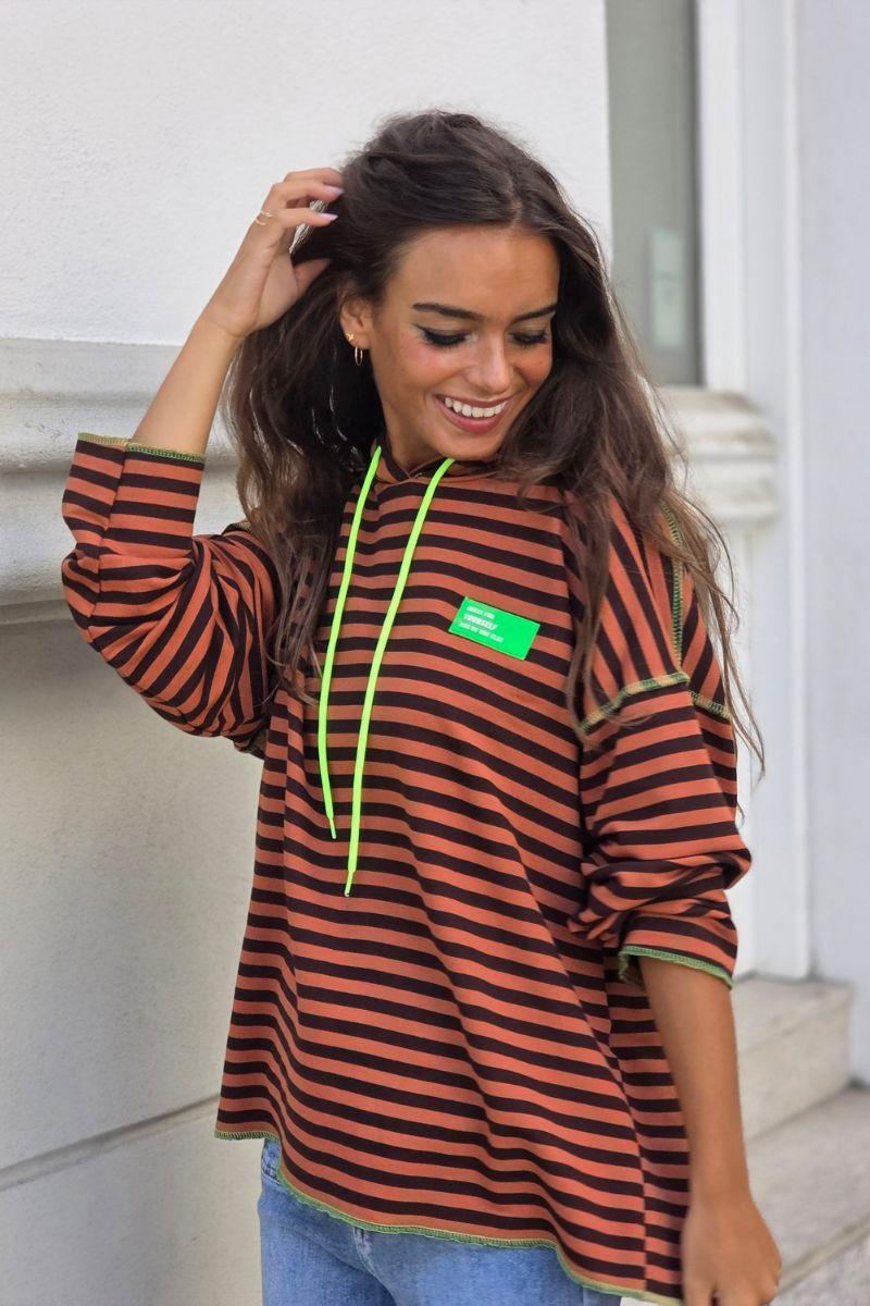 Sudadera de rayas con capucha color caldero