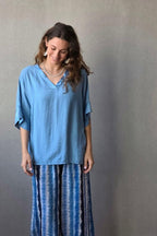 Blusa over manga corta con detalle satinado azul jean