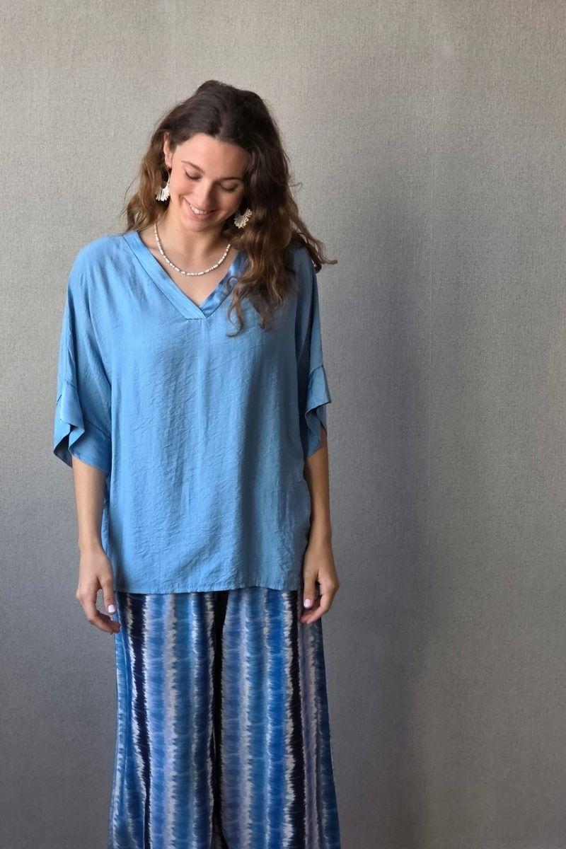 Blusa over manga corta con detalle satinado azul jean