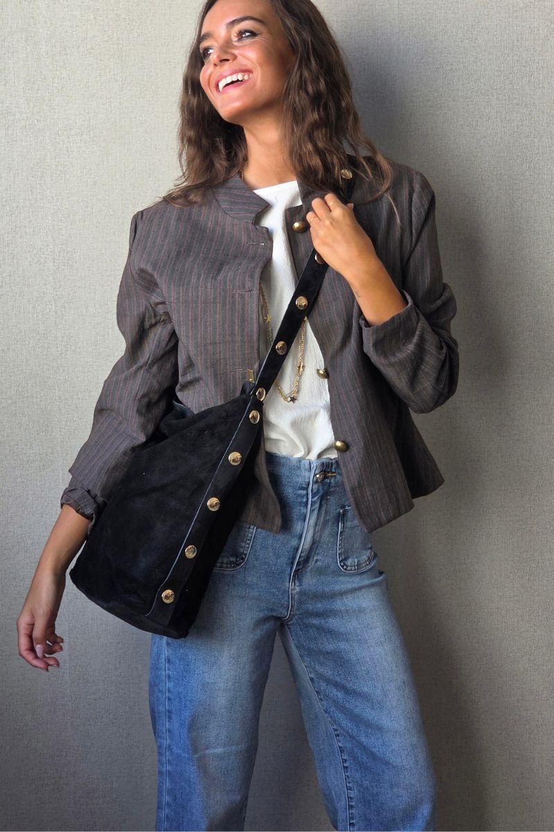 Bolso negro oversize con detalles dorados