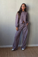 Pantalón de cuadros berenjena con brillo