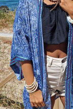 Kimono corto estampado rematado con espejitos azul jean