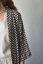 Kimono estampado de flores negro