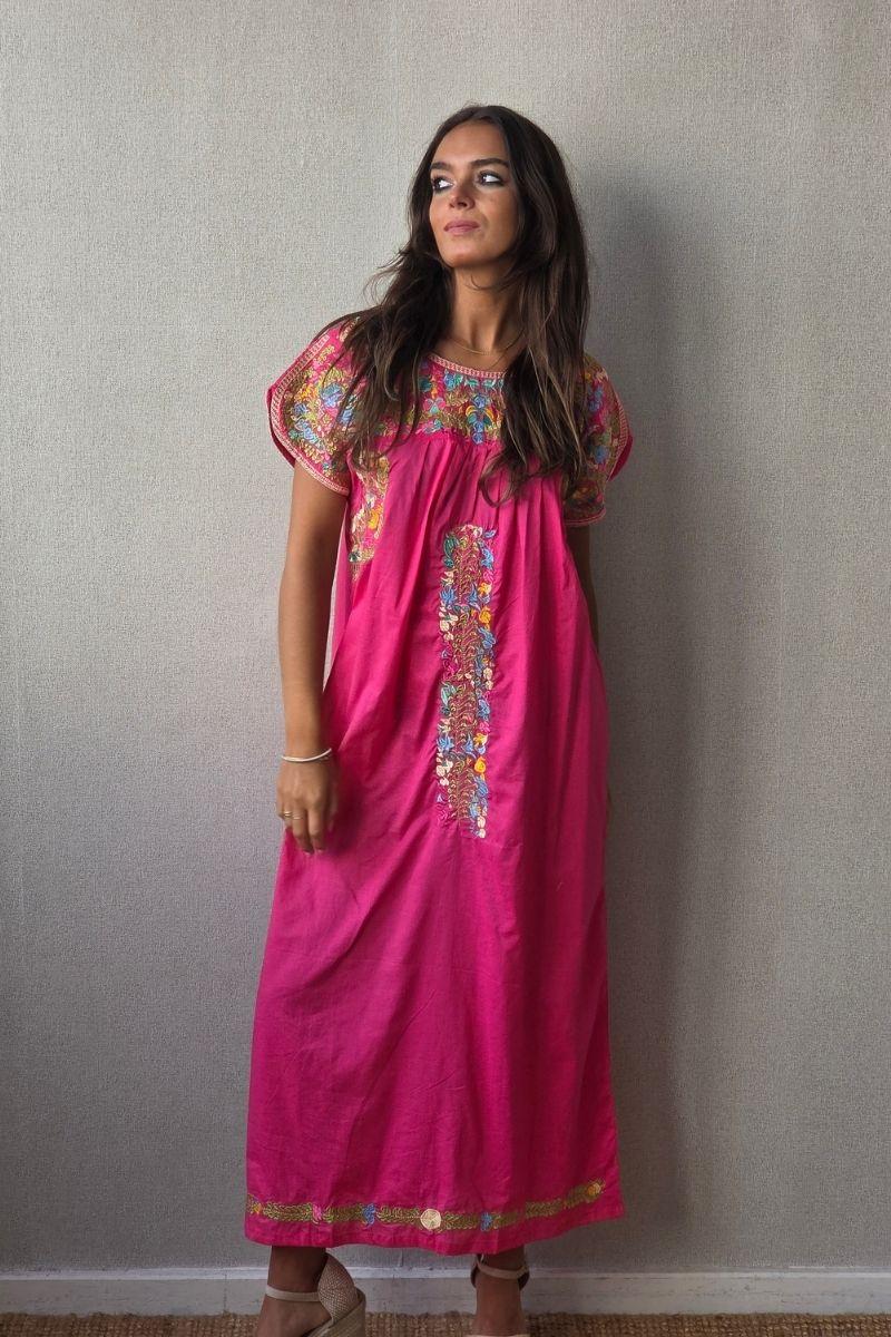 Vestido mexicano bordado a mano fucsia