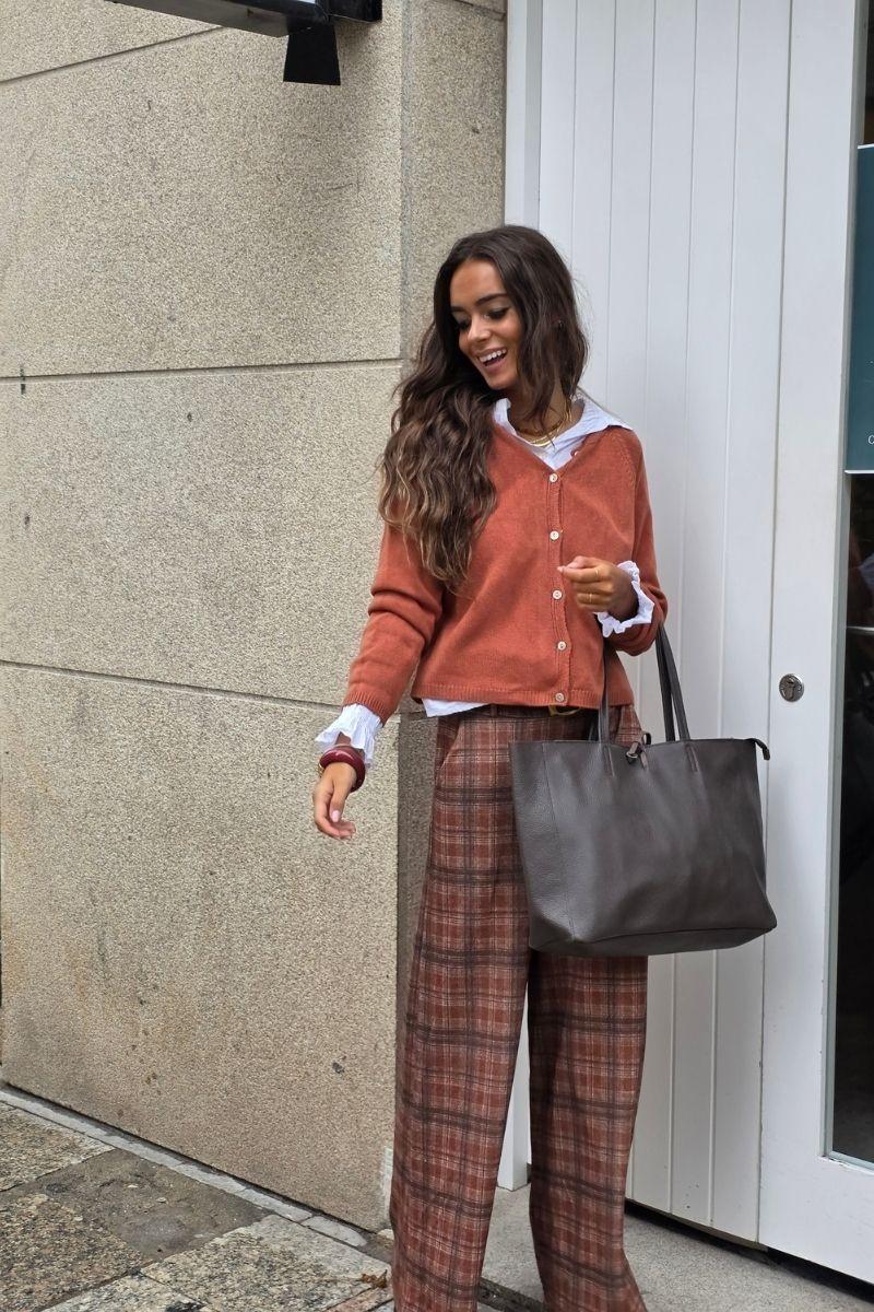 Pantalón de cuadros pequeños teja