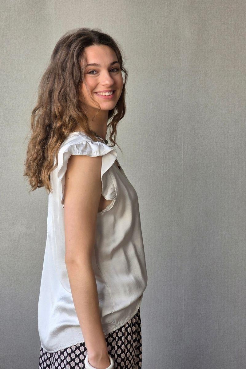 Blusa beige raso con puntilla y volante en la manga