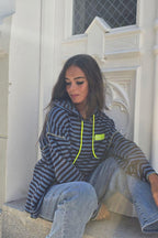 Sudadera de rayas con capucha azul marino