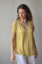 Blusa de seda con tres botones amarilla