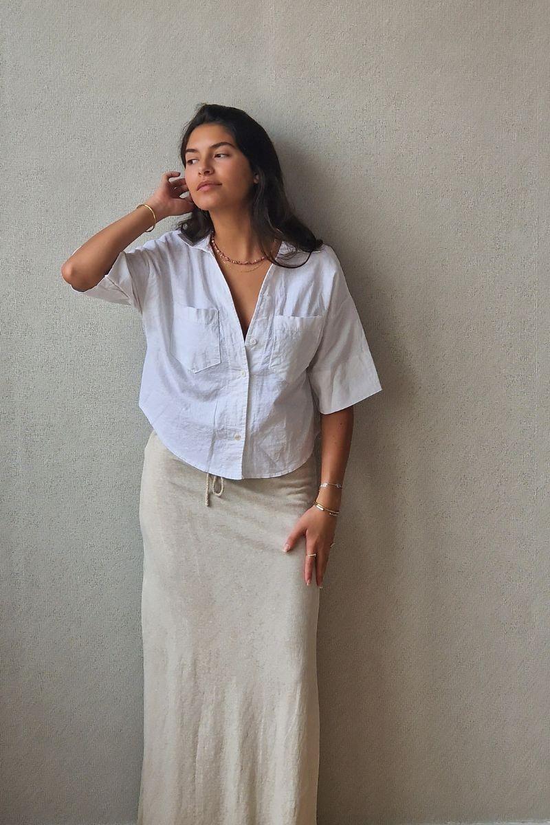 Camisa tres cuartos con bolsillos delanteros blanca