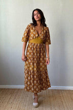 Vestido hoja manga corta y escote estampado mostaza