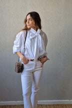 Camisa con lazo blanca