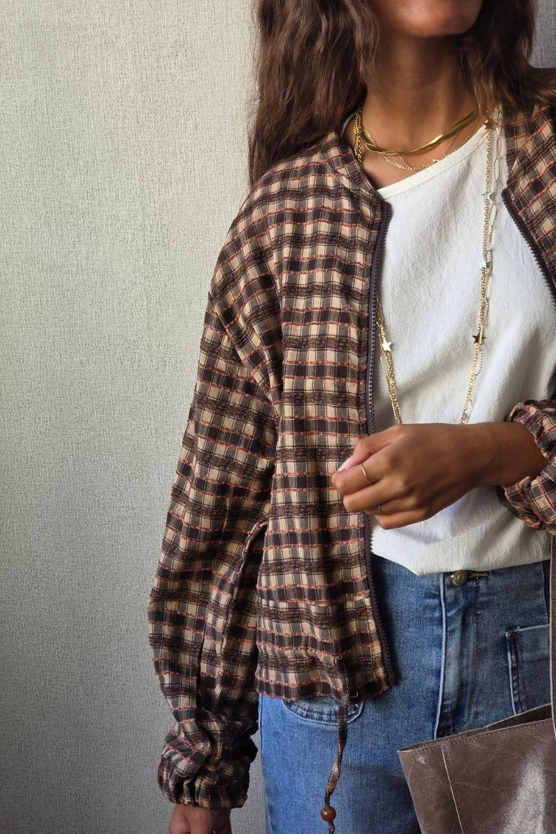 chaqueta tipo bomber de cuadros café