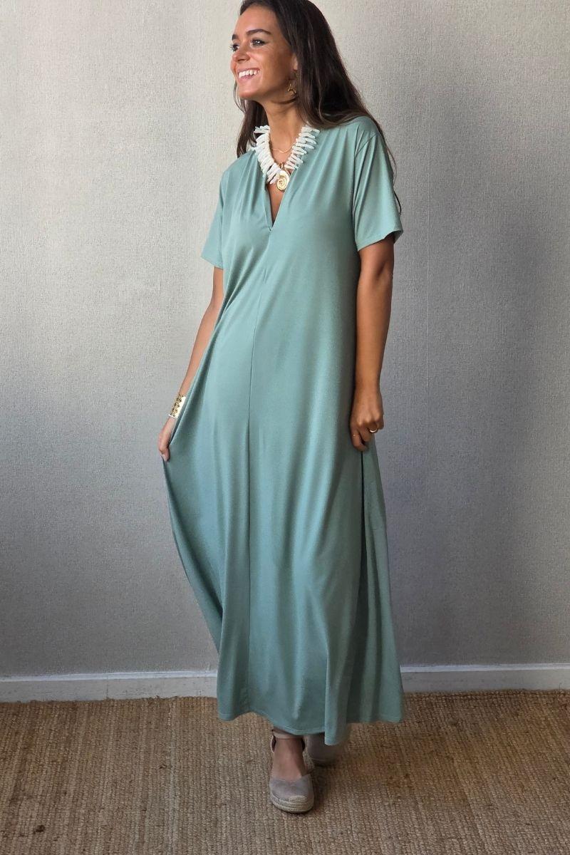 Vestido liso cuello pico m/corta salvia