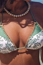 Bikini con estampado hojas verde bonito