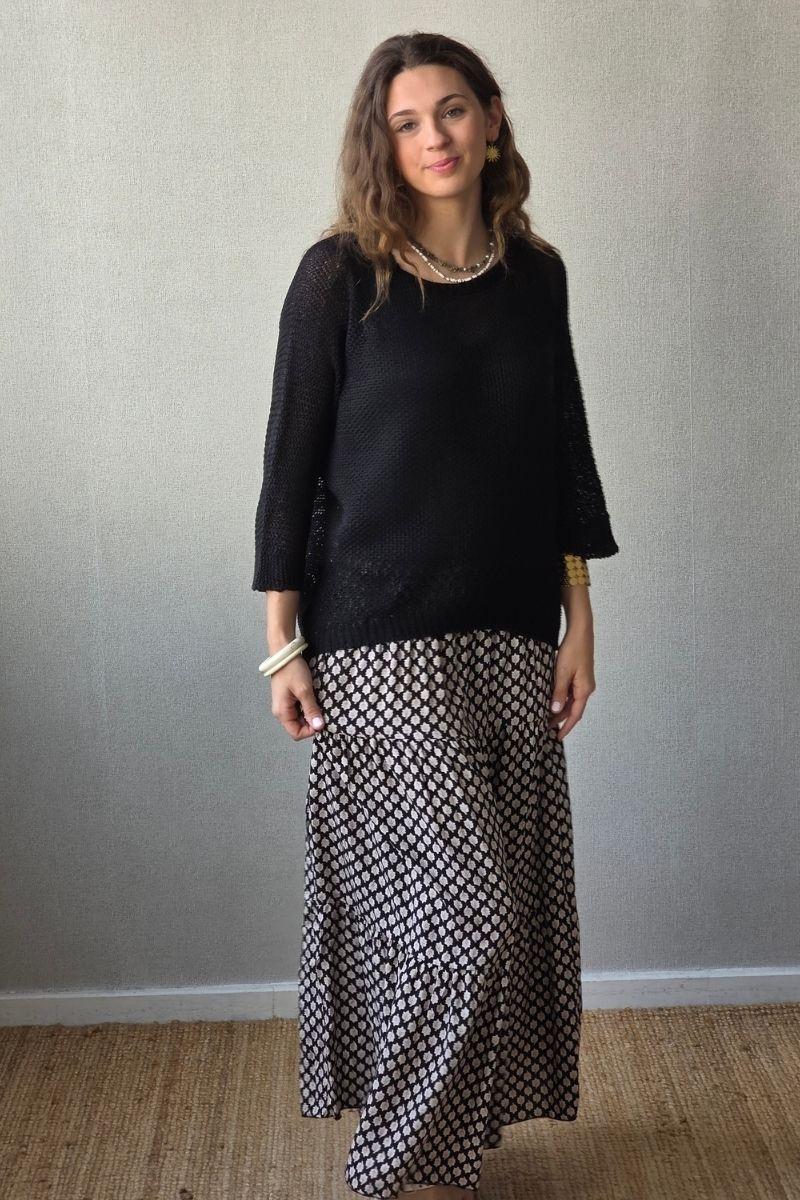 Falda estampado de flores con volante negra