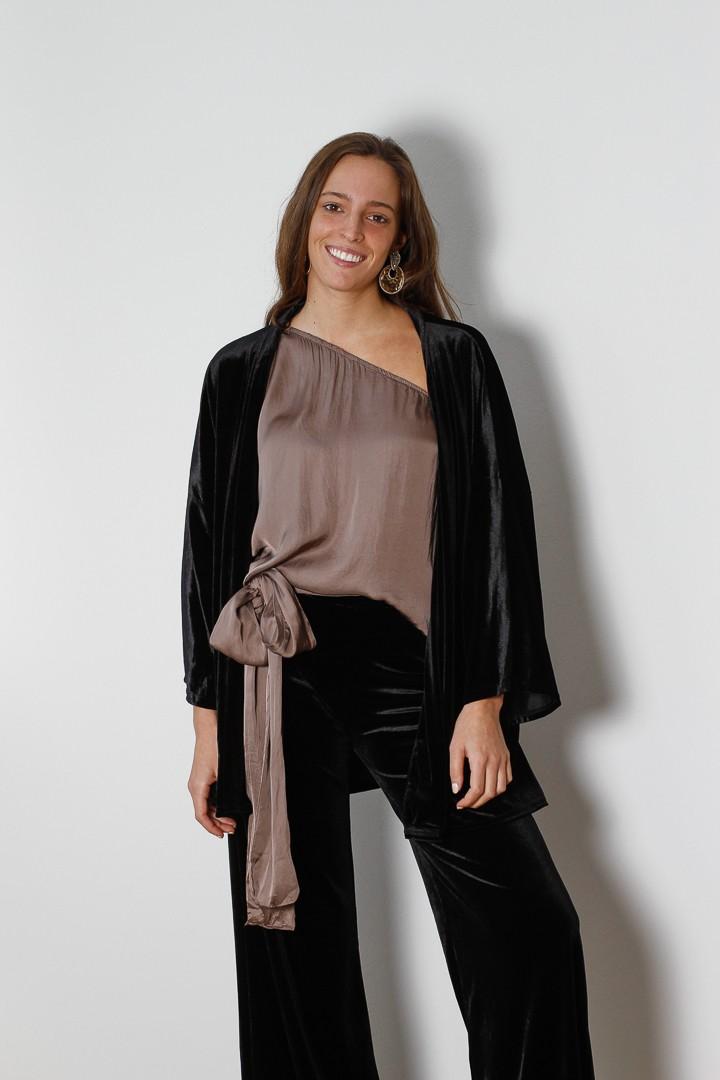 Kimono corto de terciopelo negro