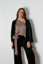 Kimono corto de terciopelo negro