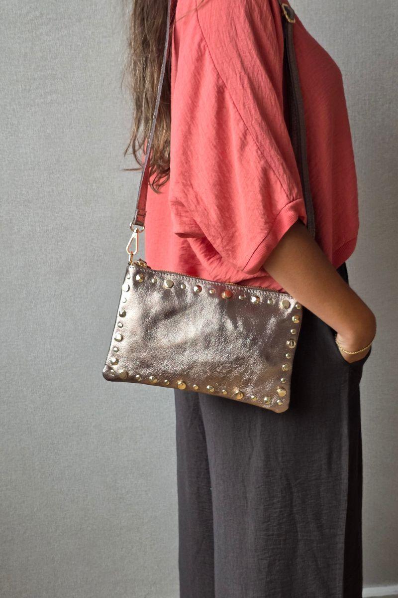 Bolso de piel tipo sobre con tachas cobre