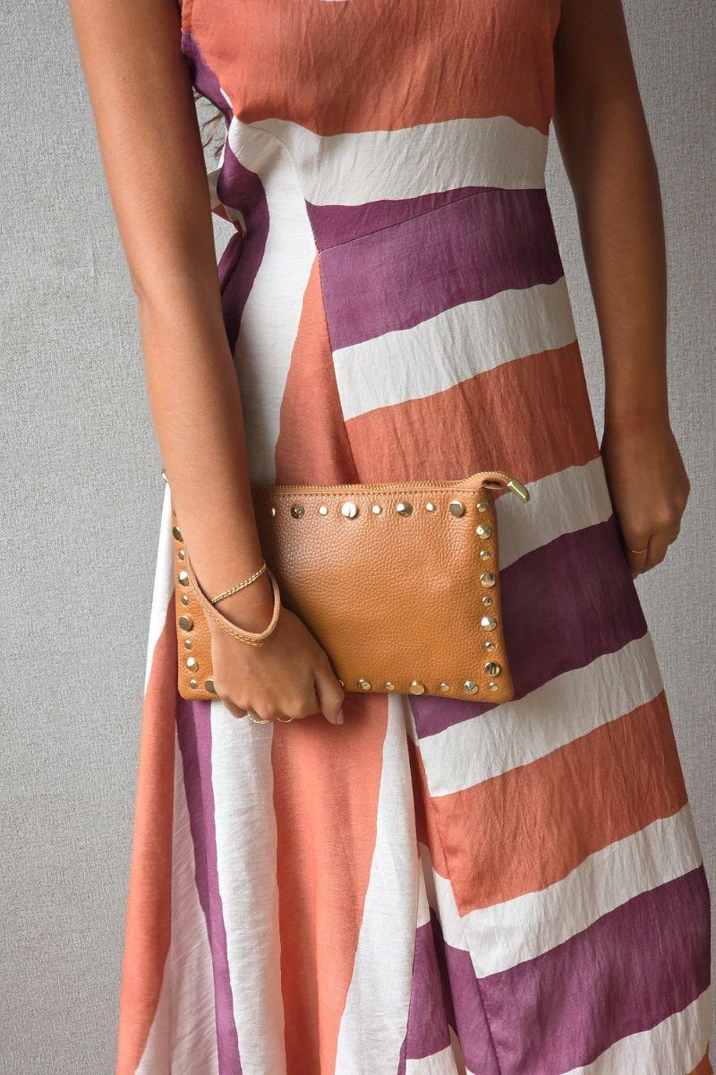 Bolso de piel tipo sobre con tachas camel