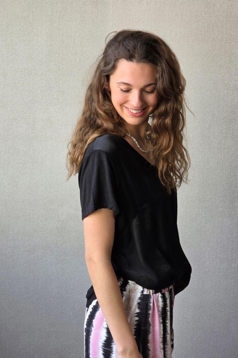 Blusa de seda con tres botones negra