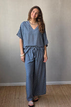 Blusón oversize estampado de flores azul marino