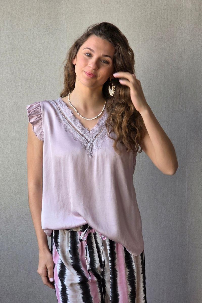 Blusa rosa raso con puntilla y volante en la manga