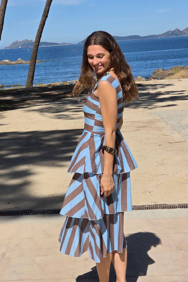 Vestido con cortes y volantes azul