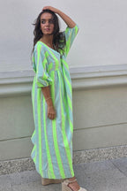 Vestido de cuello pico con rayas verde flúor