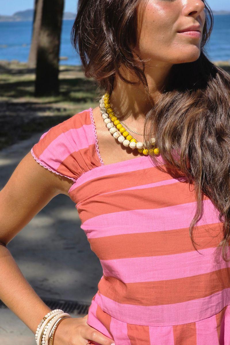 Vestido con cortes y volantes rosas