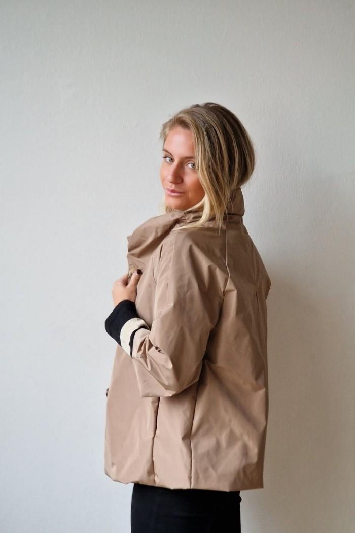 Parka corta tipo chubasquero camel
