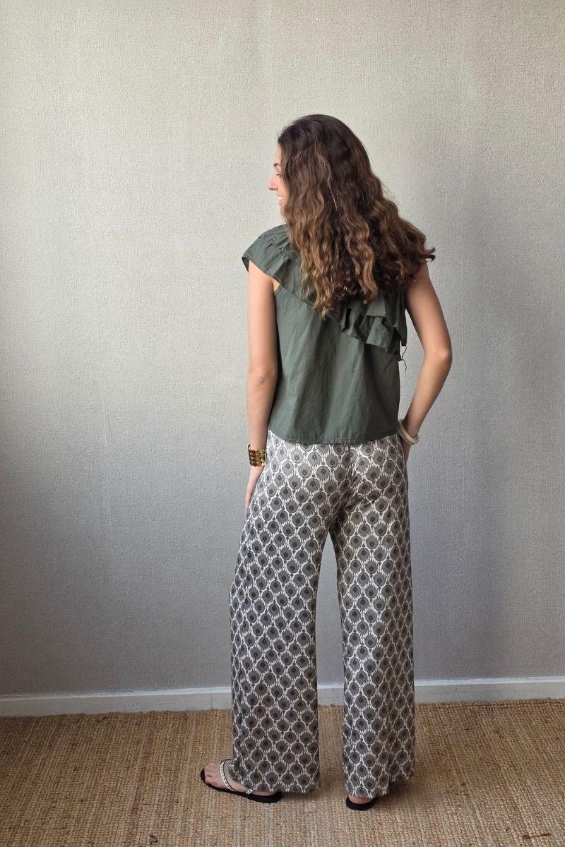 Pantalón estampado fuego con bolsillos caqui