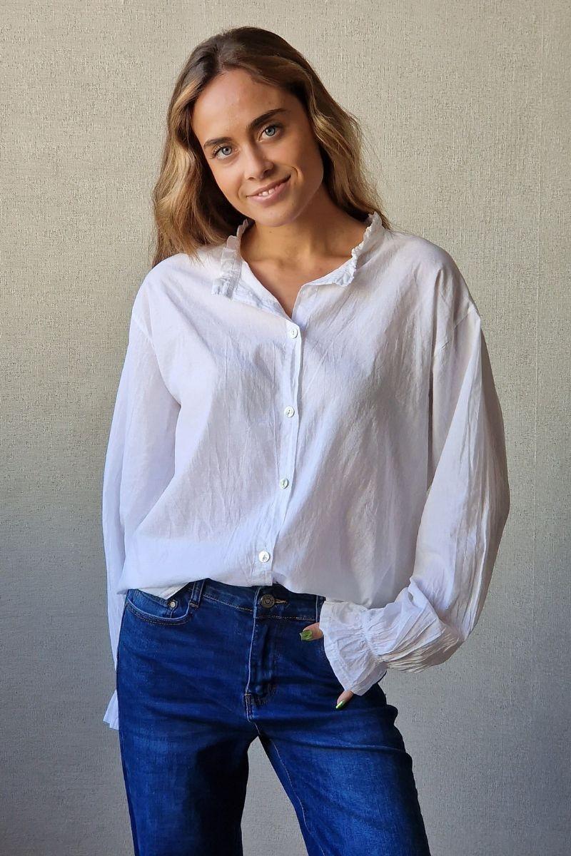 Camisa blanca con volante en el cuello