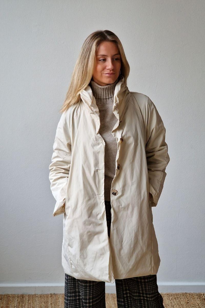 Parka larga tipo chubasquero beige