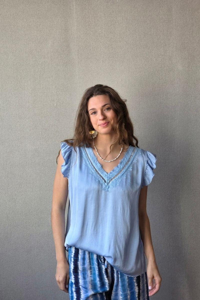Blusa celeste raso con puntilla y volante en la manga