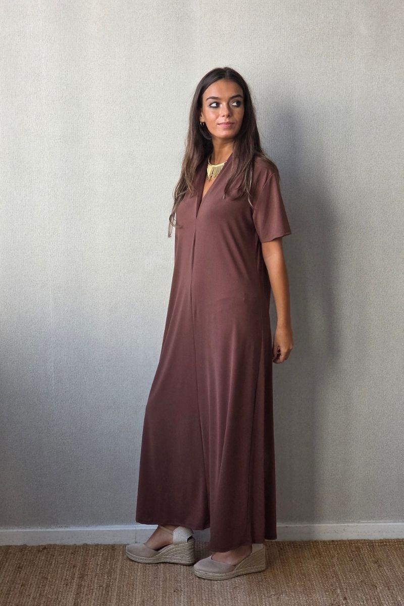 Vestido liso cuello pico m/corta chocolate