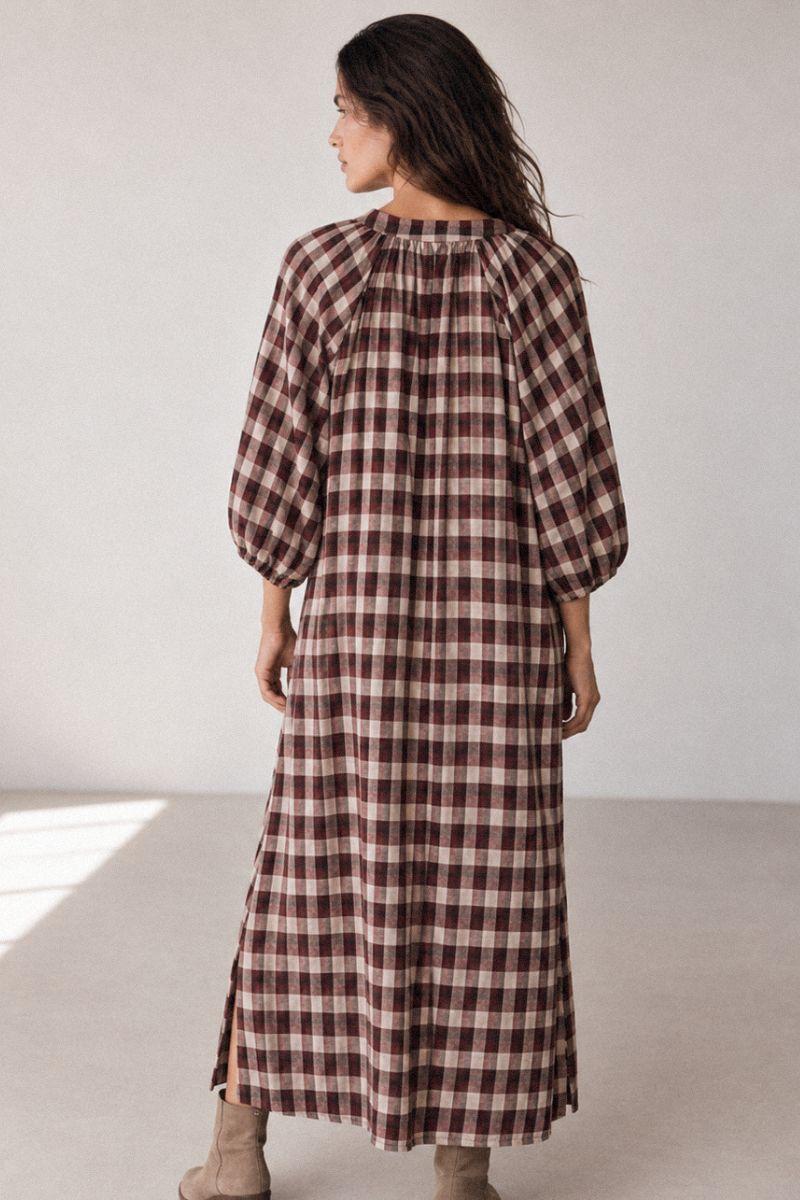 Vestido de cuadros chocolate abotonado con cuello de pico