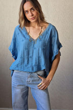 Camiseta cuello pico dorado azul jeans