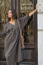 Vestido cuello pico de cuadros camel