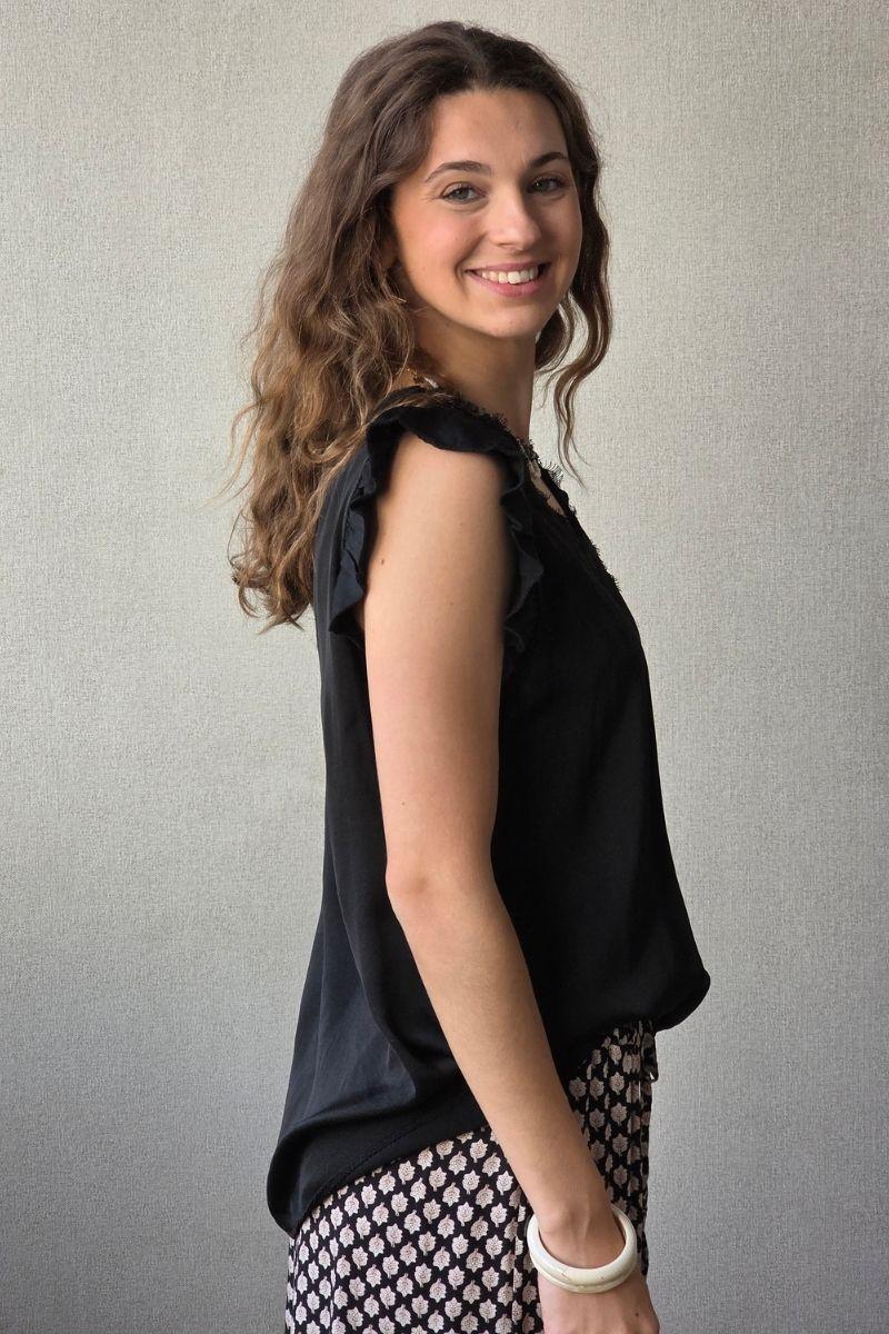 Blusa negro raso con puntilla y volante en la manga