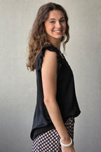 Blusa negro raso con puntilla y volante en la manga