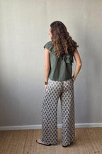 Pantalón estampado fuego con bolsillos caqui