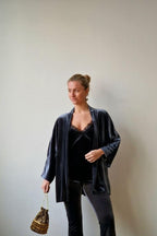 Kimono corto de terciopelo gris