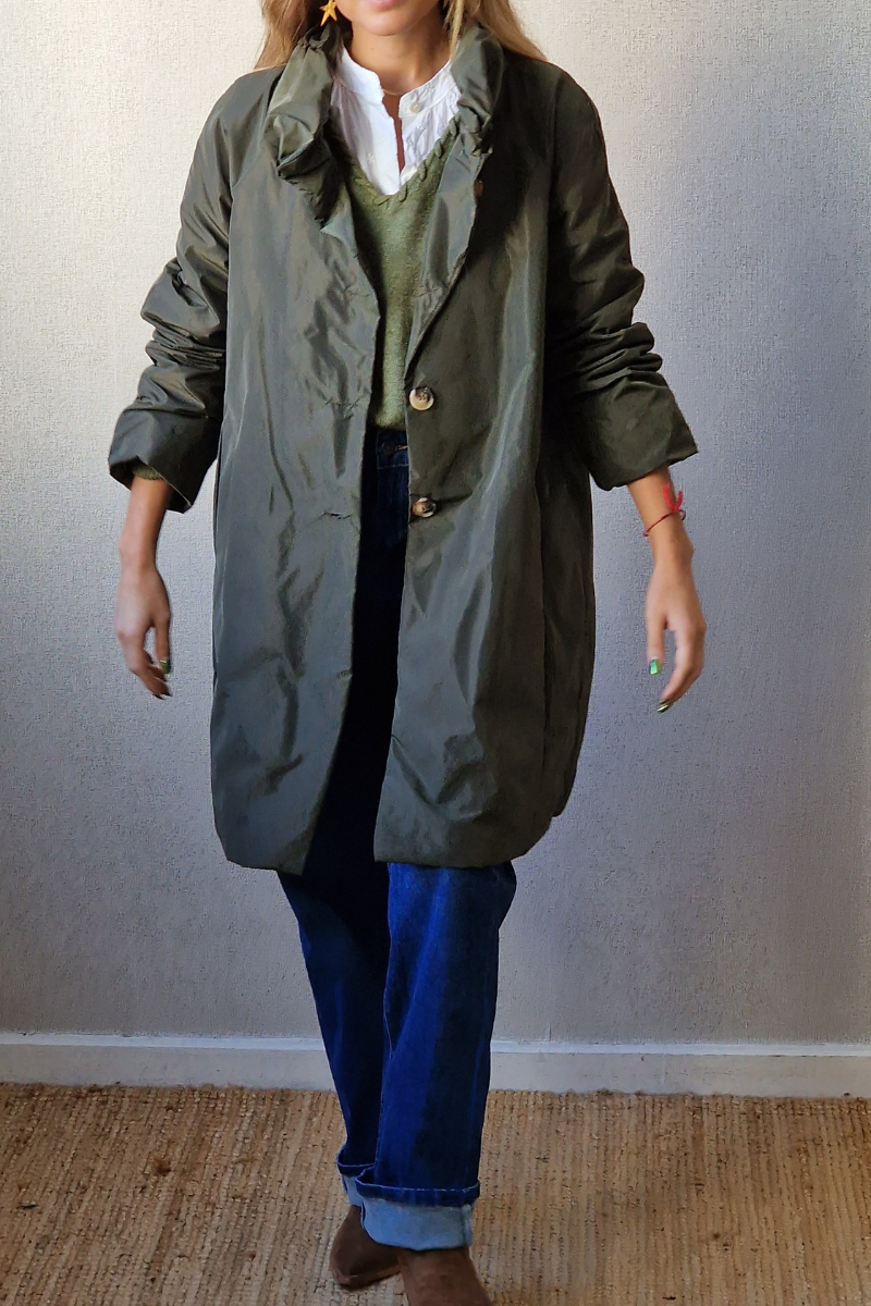 Parka larga tipo chubasquero verde militar