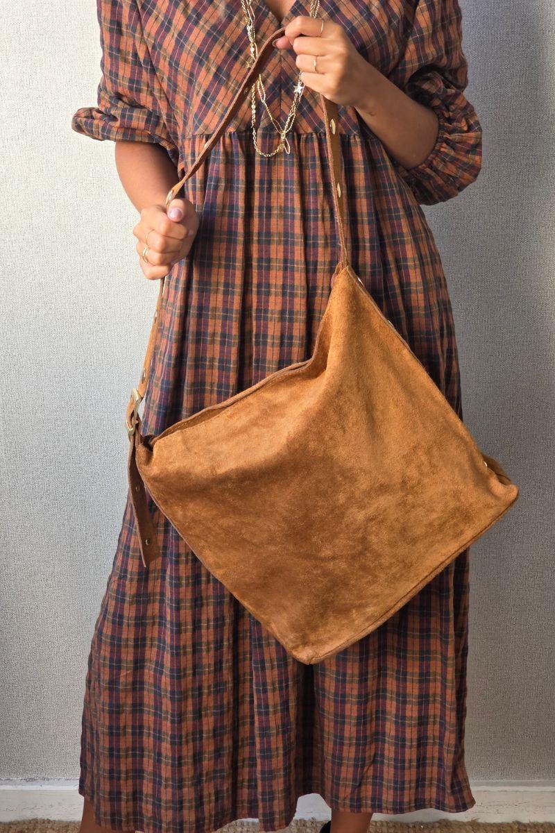 Bolso camel de ante oversize con detralles dorados
