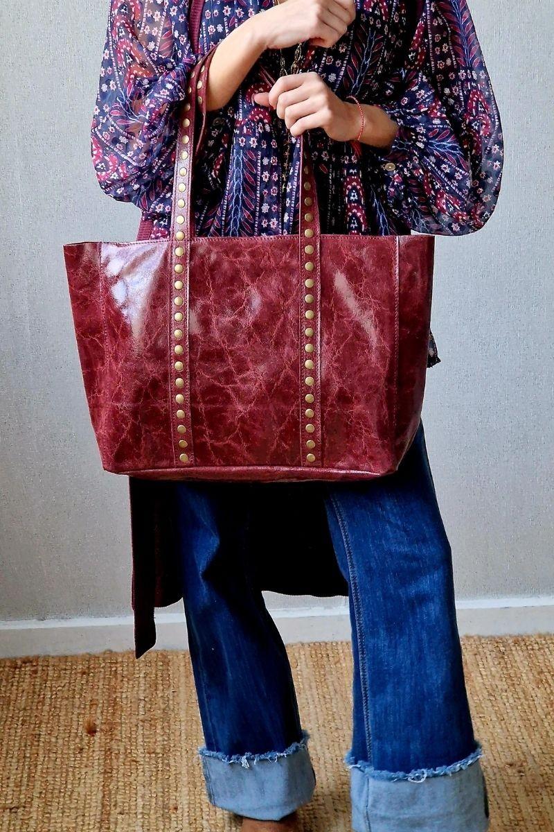 Bolso shopper tachuelas granate