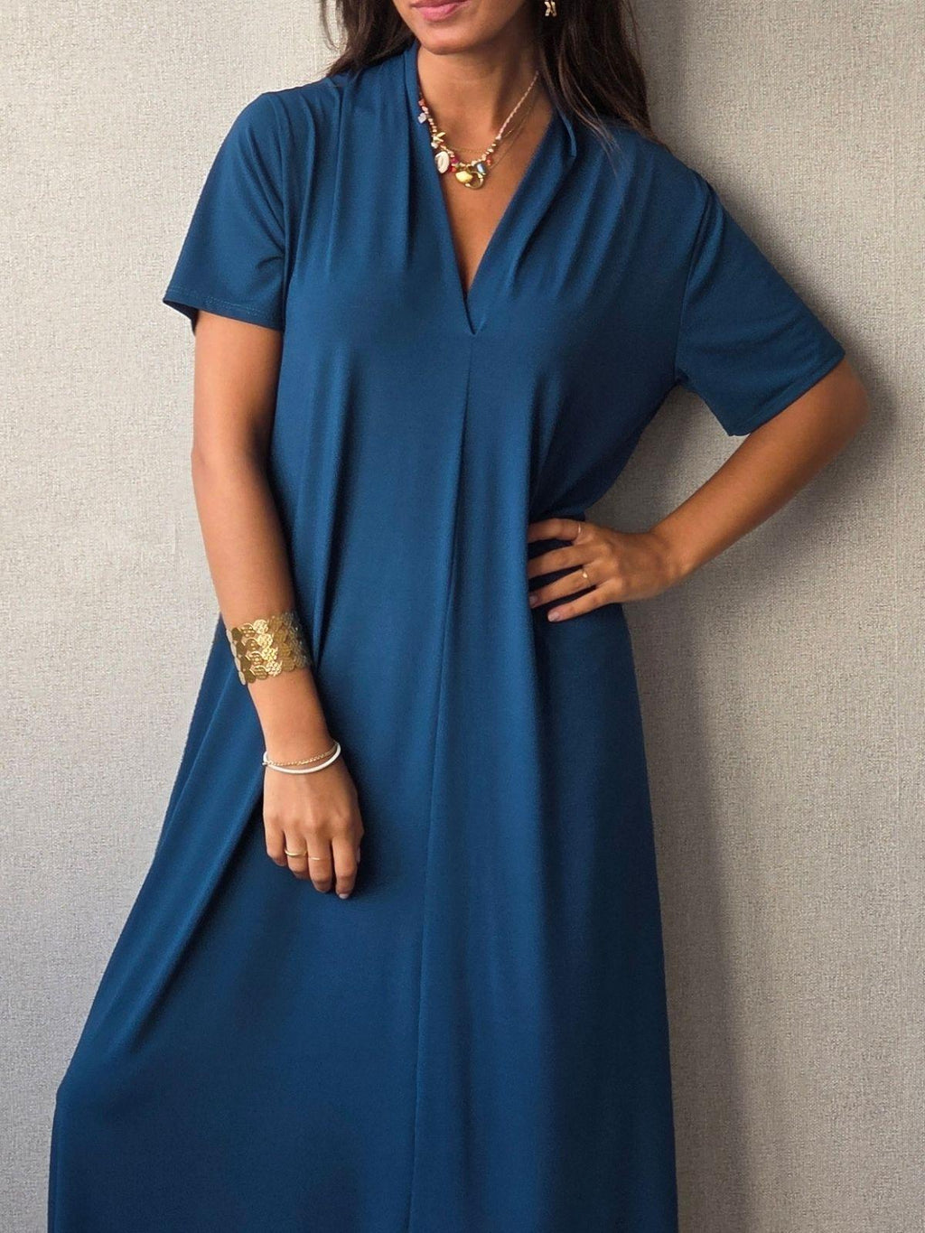Vestido liso cuello pico m/corta petróleo