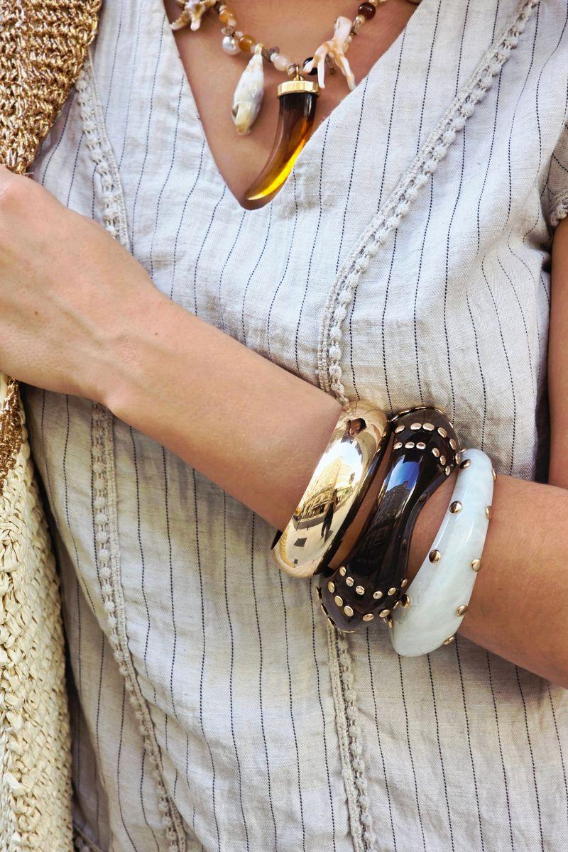 Pulsera marrón con tachuelas doradas