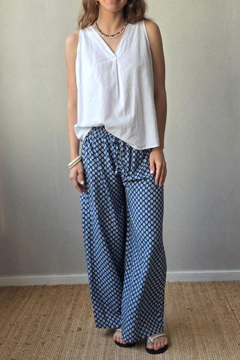 Pantalón estampado largo de flores en azul marino
