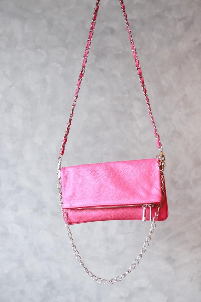 Bolso de piel fucsia con dos cadenas