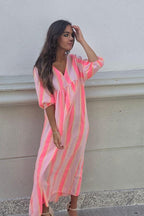 Vestido de cuello pico con rayas rosa flúor